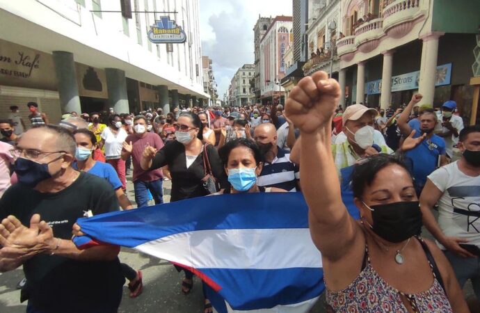 Miles de cubanos toman las calles