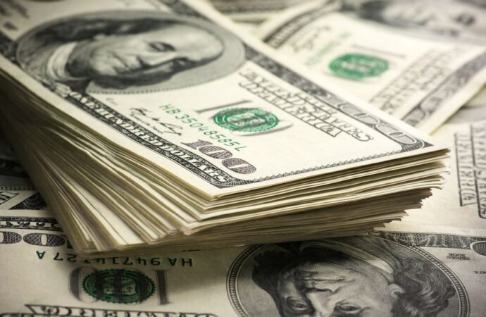 Tras las nuevas restricciones, el dólar ilegal alcanza el valor más alto del año