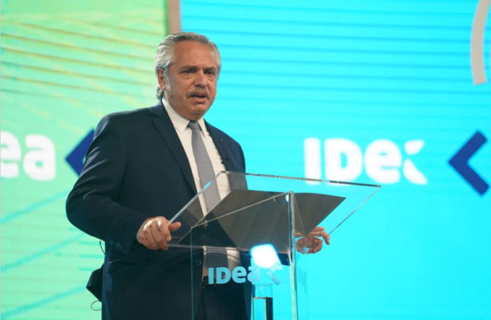 Alberto Fernández firmó un DNU para convertir los planes sociales en puestos de trabajo
