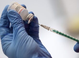 Covid-19: el CEO de Moderna dijo que las vacunas existentes tendrán problemas de eficacia frente a la variante ómicron