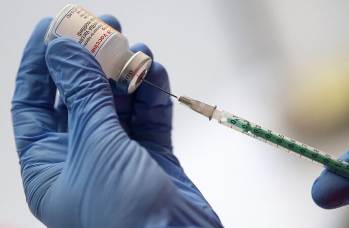 Covid-19: el CEO de Moderna dijo que las vacunas existentes tendrán problemas de eficacia frente a la variante ómicron