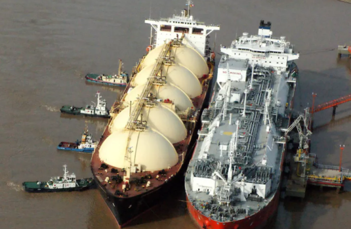 Crisis energética: el Gobierno compró apenas uno de los 70 barcos de gas que necesita para el invierno