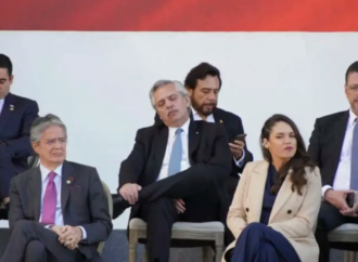 Alberto Fernández se durmió durante el acto de asunción de Gustavo Petro