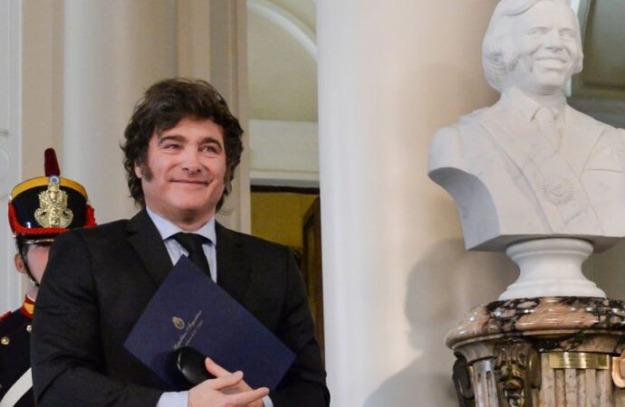 Milei inauguró un busto de Carlos Menem en la Casa Rosada