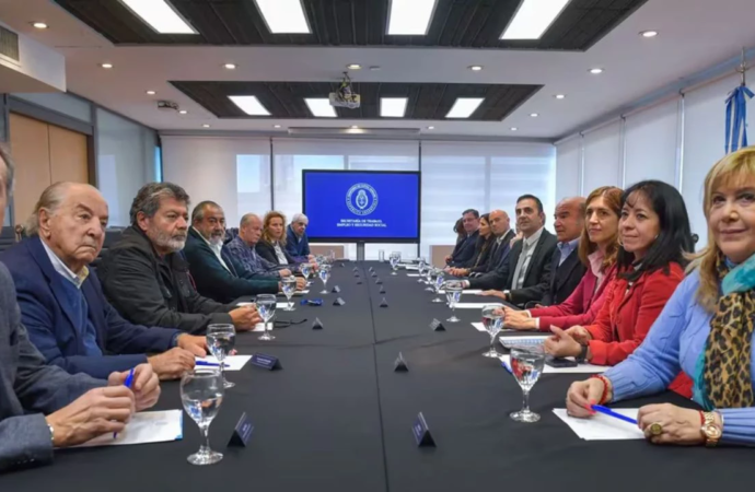 El Gobierno comenzó a dialogar con la CGT para evitar otro paro