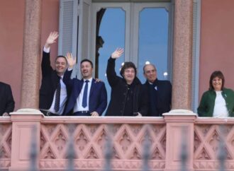 Milei fue increpado por los estudiantes mientras salía a saludar al balcón de la Casa Rosada por su cumpleaños